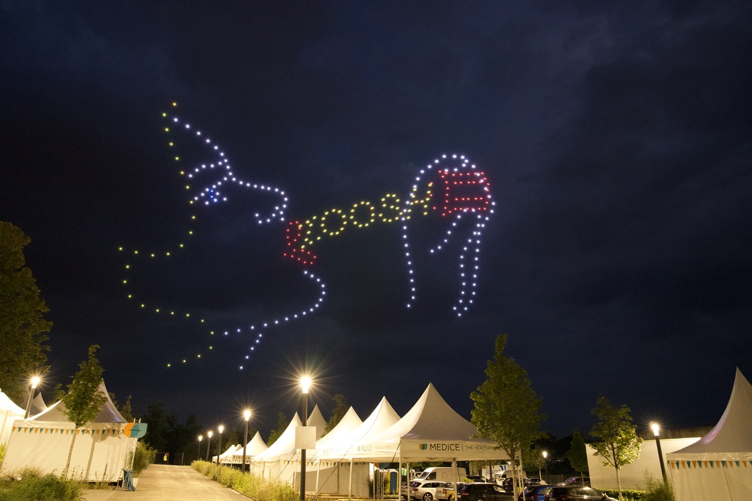 Drohnenshow Iserlohn Firmenjubiläum Publikum schaut Himmel