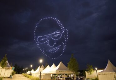 Publikum filmt Drohnenshow Smartphone Nacht Event MEDICE