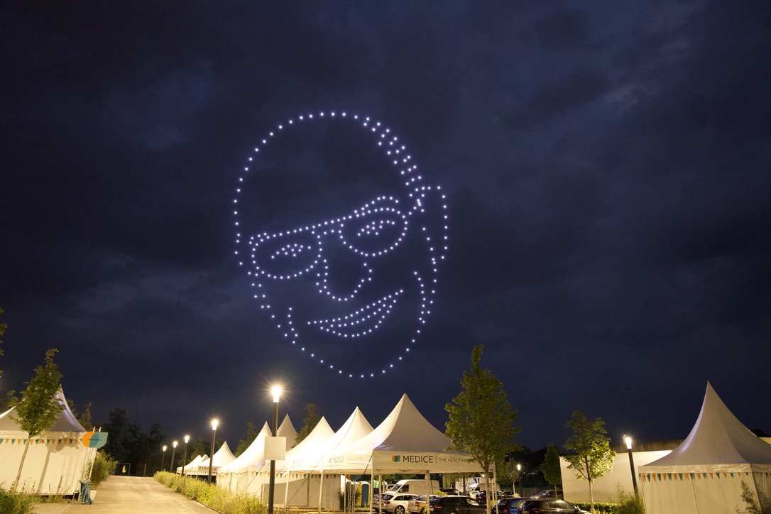 Publikum filmt Drohnenshow Smartphone Nacht Event MEDICE