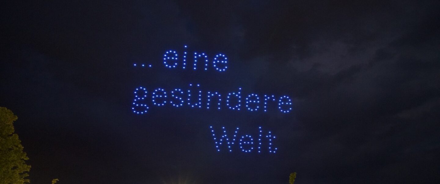 Luftaufnahme Drohnenshow MEDICE Nacht Himmel Formation