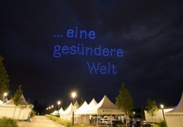 Luftaufnahme Drohnenshow MEDICE Nacht Himmel Formation