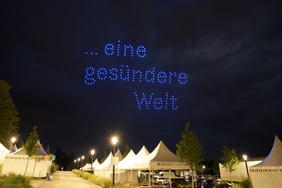 Luftaufnahme Drohnenshow MEDICE Nacht Himmel Formation