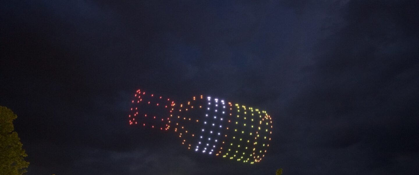 Drohnenshow Unternehmensgeschichte MEDICE Lichtbilder Himmel Event