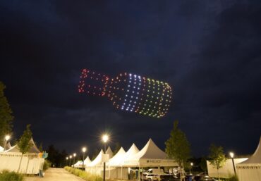 Drohnenshow Unternehmensgeschichte MEDICE Lichtbilder Himmel Event
