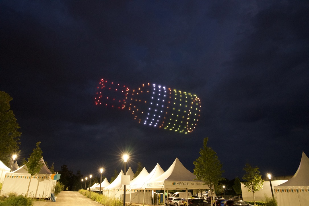 Drohnenshow Unternehmensgeschichte MEDICE Lichtbilder Himmel Event
