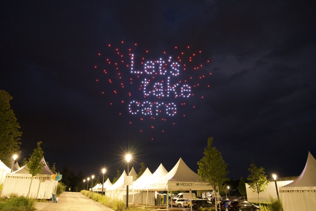75 Jahre MEDICE Drohnen bilden Zahl 75 am Himmel Event Iserlohn