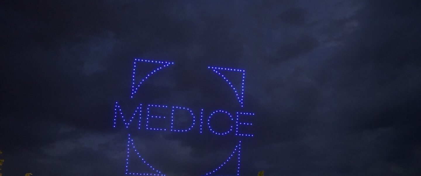 Drohnen Lichtshow über Firmengelände MEDICE Health Family Park