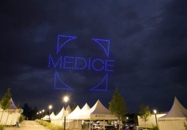 Drohnen Lichtshow über Firmengelände MEDICE Health Family Park