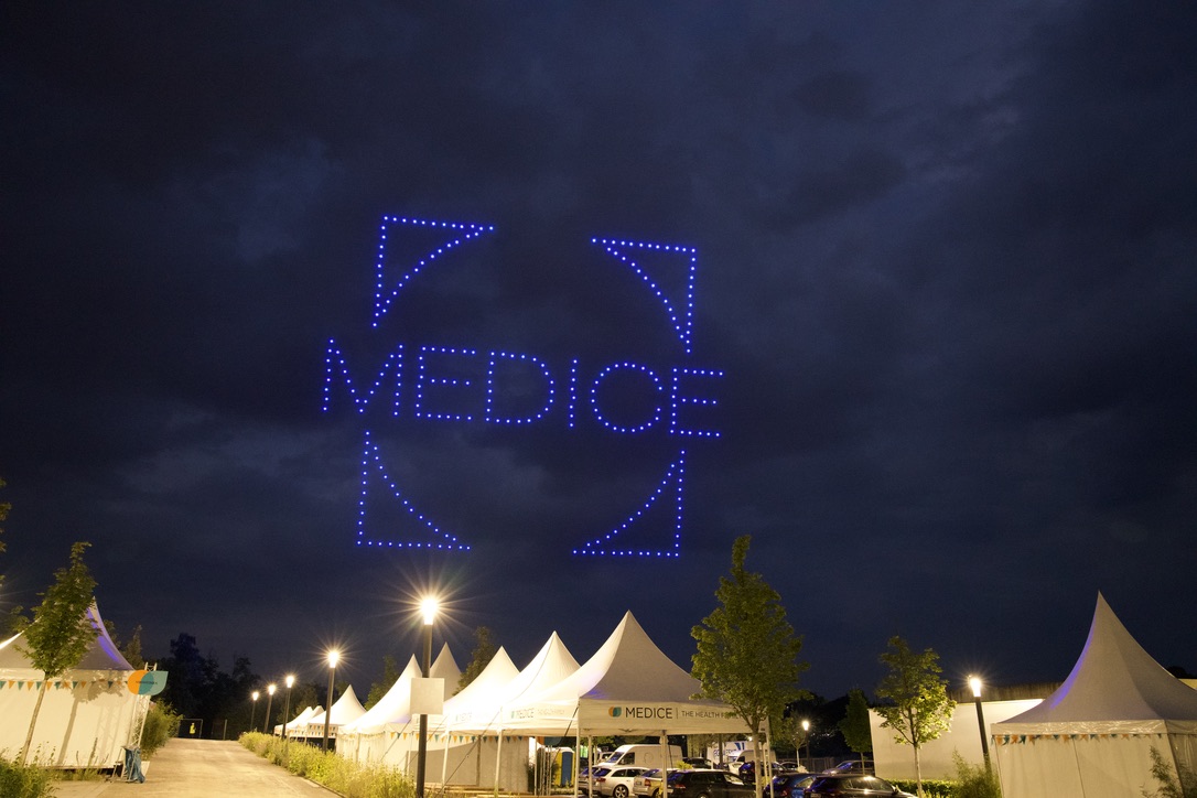 Drohnen Lichtshow über Firmengelände MEDICE Health Family Park