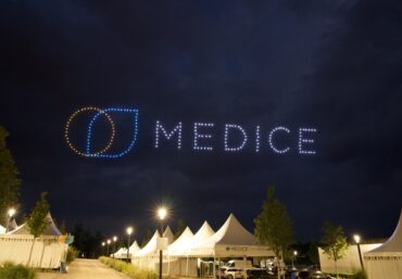 Drohnenformationen über Industrieareal Nacht Deutschland Event