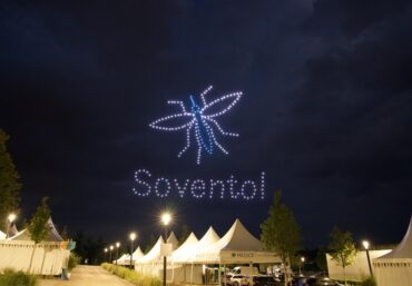 Drohnen formen Logo MEDICE Health Family Nachthimmel Show