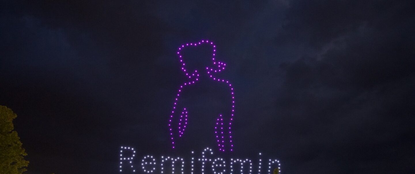 Synchronisierte Drohnenformationen Nacht Himmel Event MEDICE