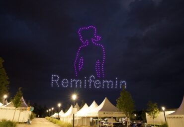 Synchronisierte Drohnenformationen Nacht Himmel Event MEDICE