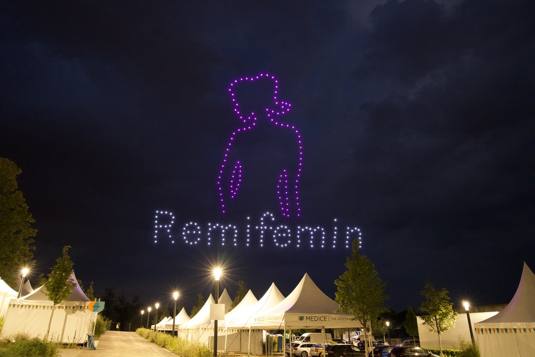 Synchronisierte Drohnenformationen Nacht Himmel Event MEDICE
