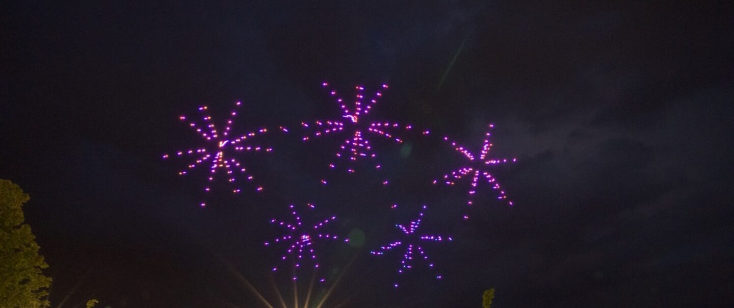 Drohnenshow MEDICE 75 Jahre Jubiläum Iserlohn Nachthimmel Formation