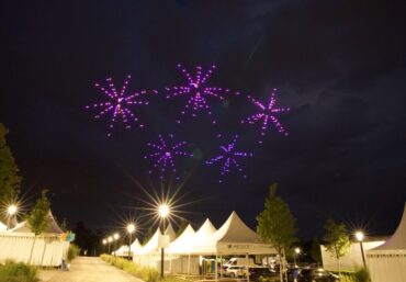 Drohnenshow MEDICE 75 Jahre Jubiläum Iserlohn Nachthimmel Formation