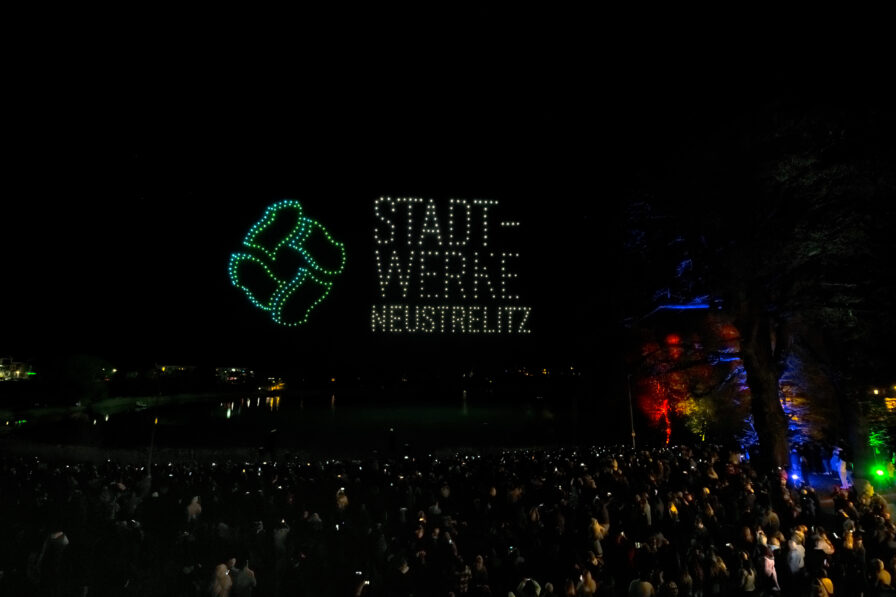 Leuchtende Drohnen formen das Logo der Stadtwerke Neustrelitz