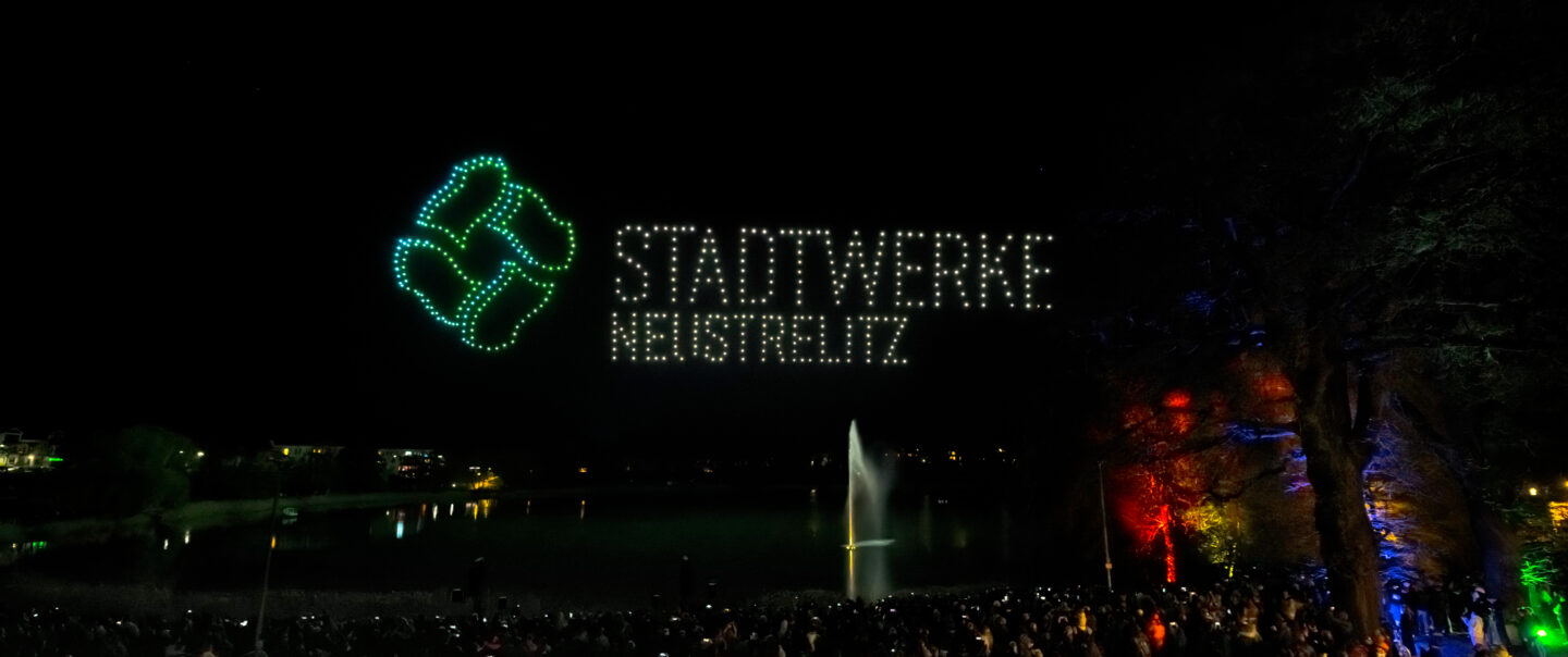 Großformatige Drohnenshow über dem Glambecker See in Neustrelitz