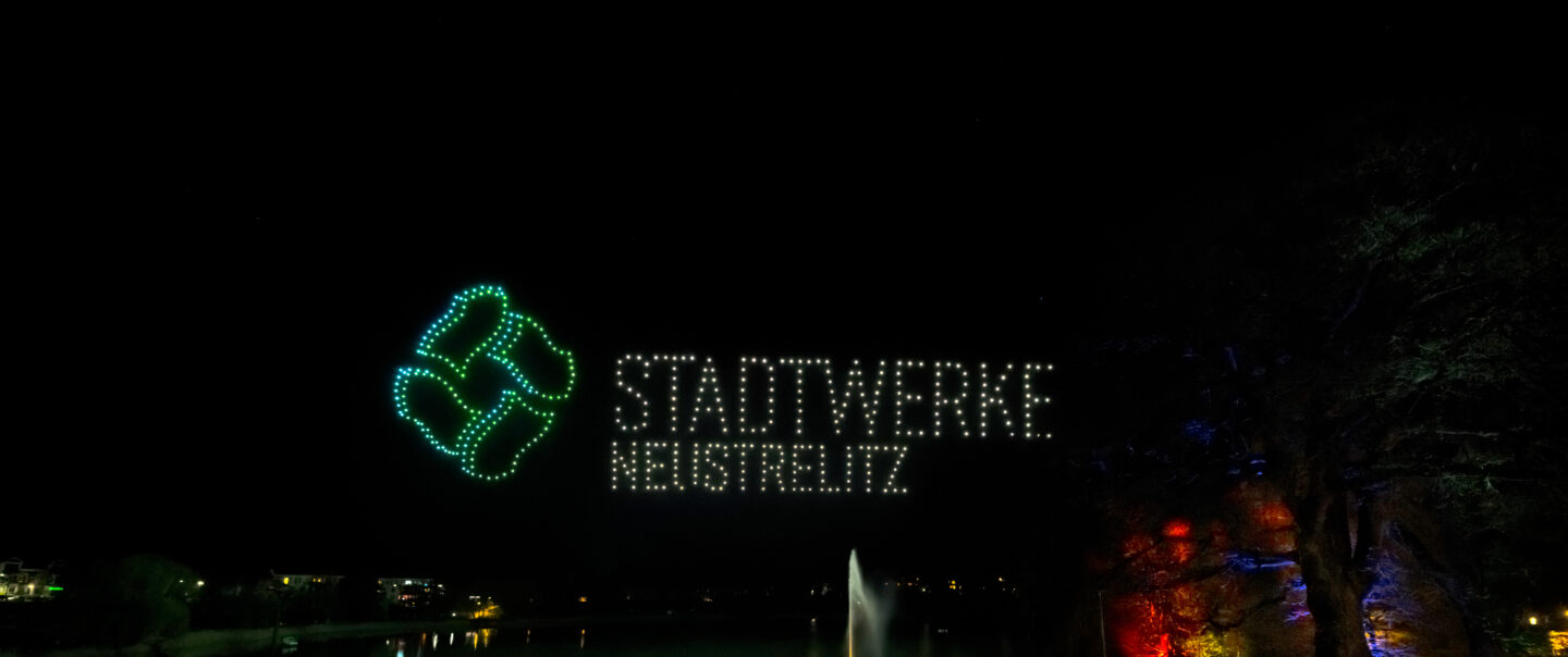 Großformatige Drohnenshow über dem Glambecker See in Neustrelitz