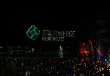 Großformatige Drohnenshow über dem Glambecker See in Neustrelitz