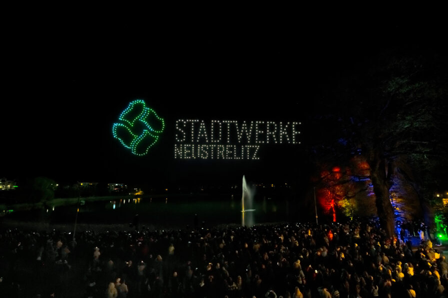Großformatige Drohnenshow über dem Glambecker See in Neustrelitz