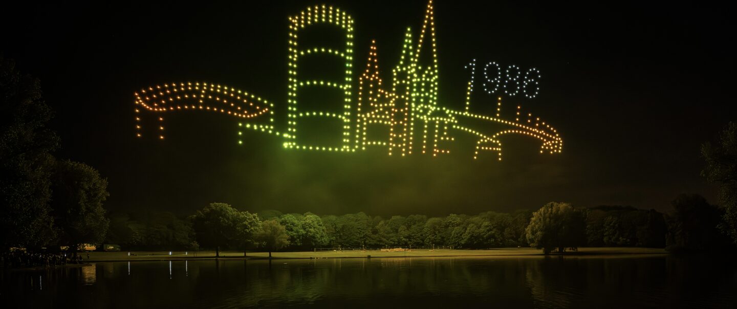 Drohnen und Pyrotechnik erzeugen multimediale Bilderwelten am Himmel