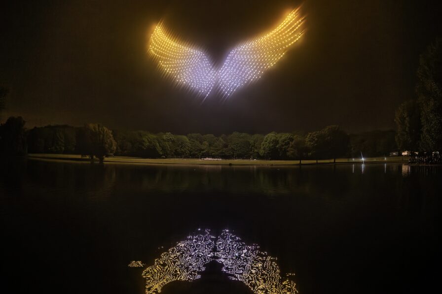 LED-Drohnen erzeugen synchronisierte Lichtmuster über Bonn bei Nacht