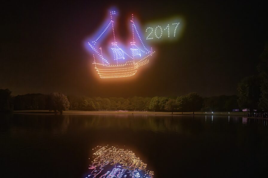 Große Zuschauerflächen bei Rhein in Flammen mit Drohnenshow am Nachthimmel