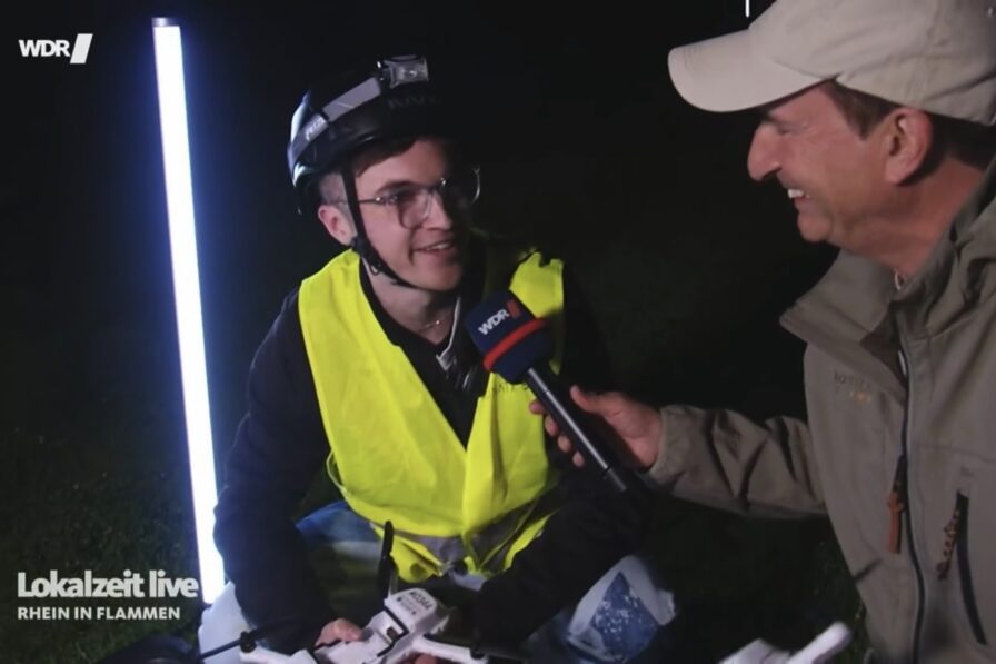 Interviewaufnahme des WDR während der Liveübertragung von Rhein in Flammen Bonn mit Drohnenshow im Hintergrund