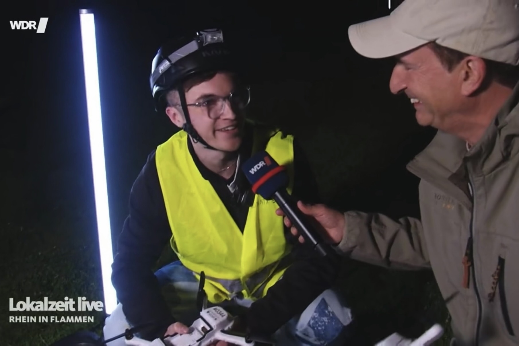 Interviewaufnahme des WDR während der Liveübertragung von Rhein in Flammen Bonn mit Drohnenshow im Hintergrund