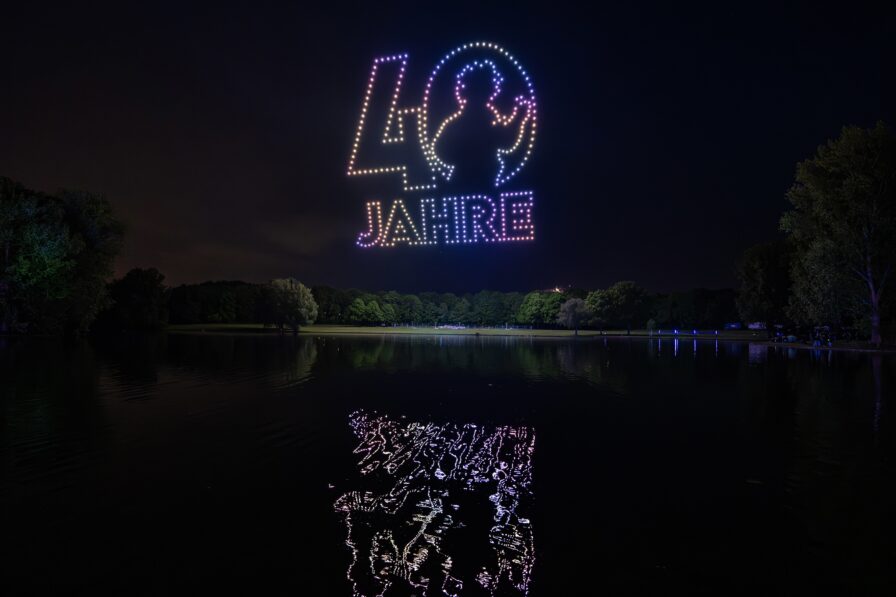 Großformatige Drohnenshow über der Bonner Rheinaue bei Rhein in Flammen 2026