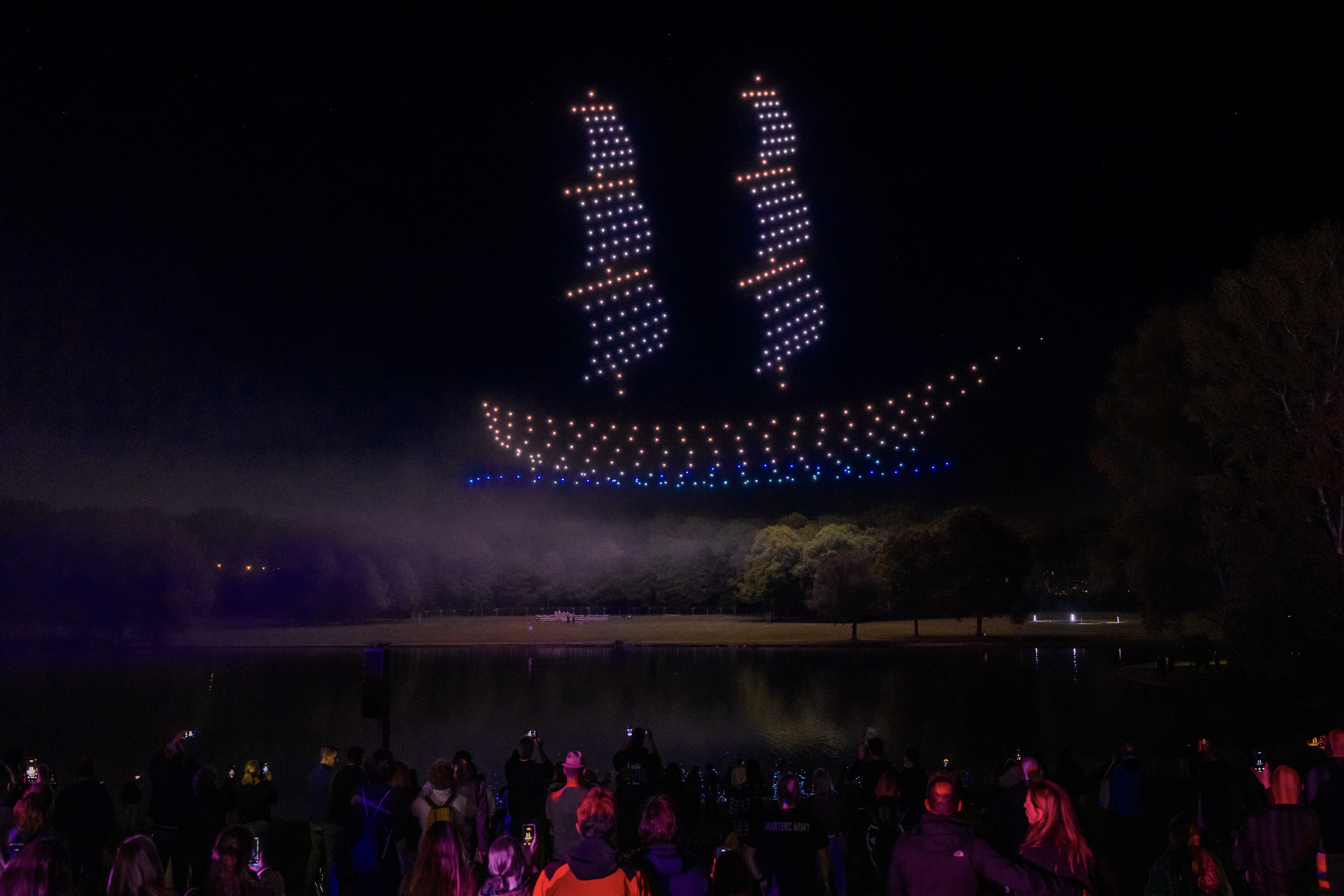 Drohnenformationen über Bonn als Teil einer historischen Jubiläumsshow