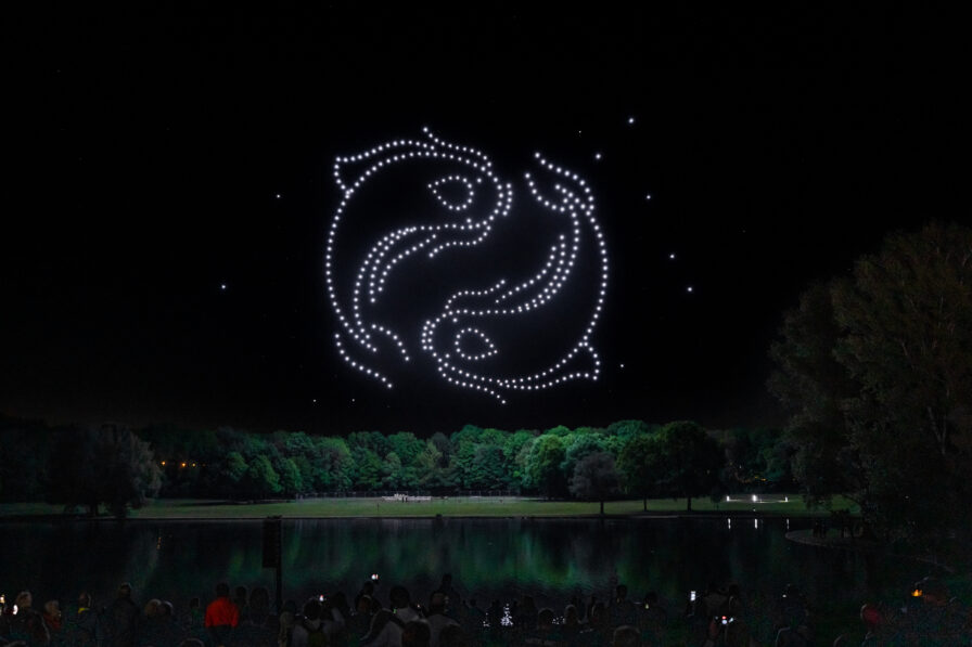 Drohnenbilder über der Rheinaue als Teil einer Abendshow