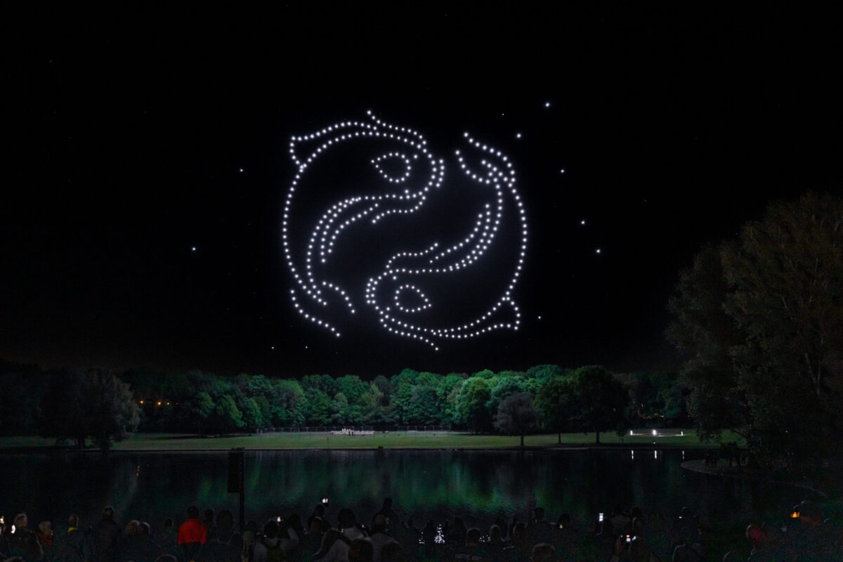 Drohnenbilder über der Rheinaue als Teil einer Abendshow