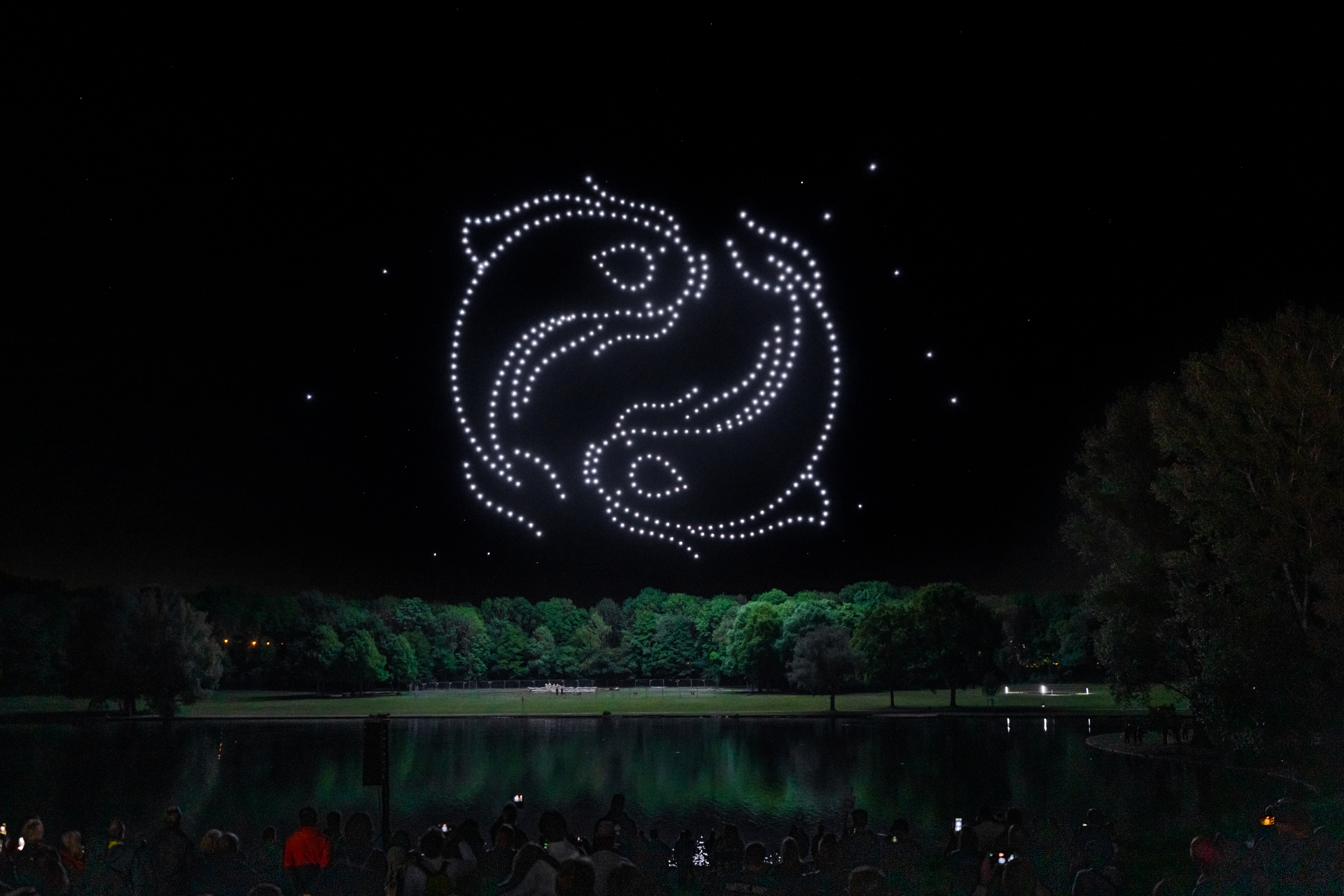 Drohnenbilder über der Rheinaue als Teil einer Abendshow