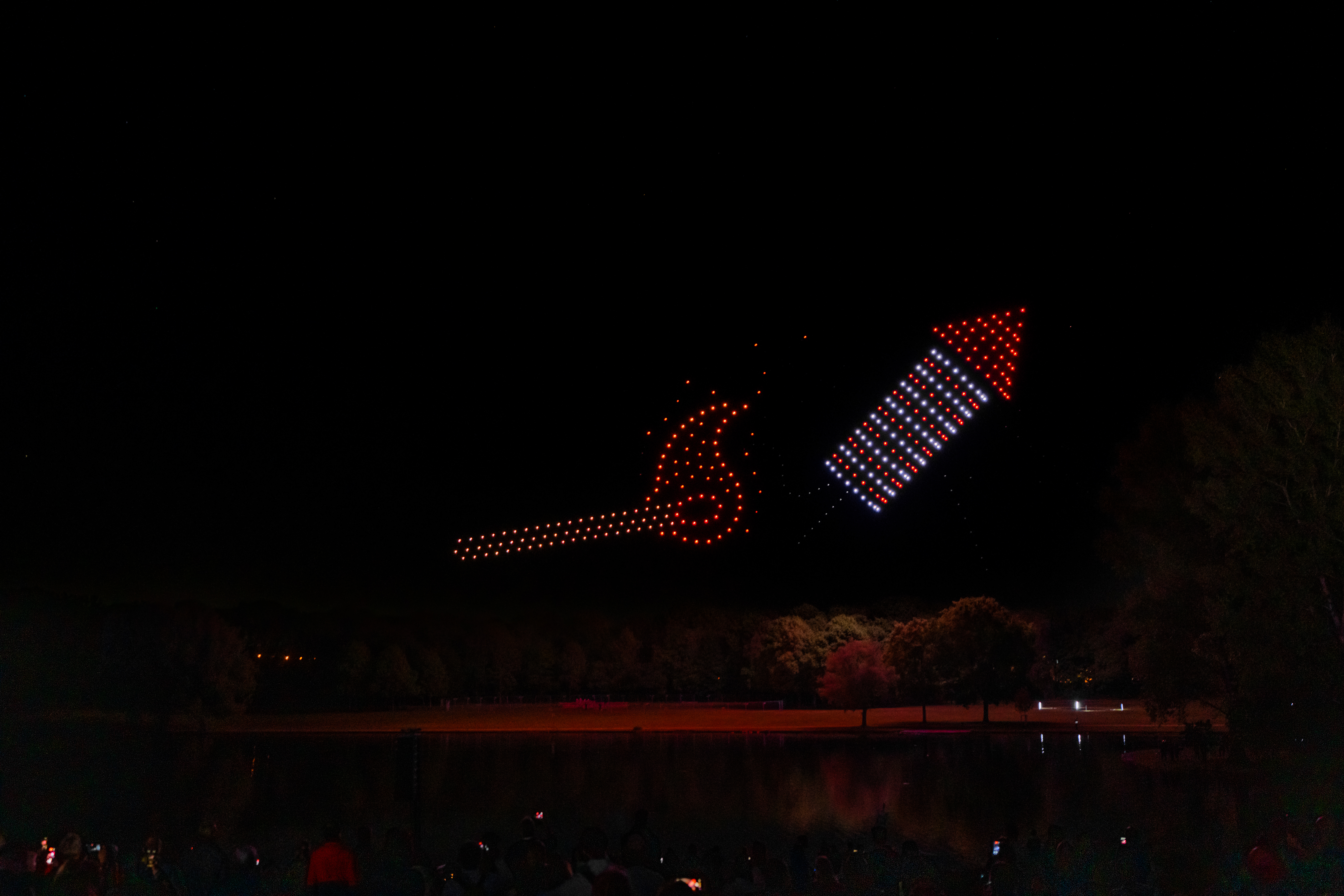 Großflächige Drohnenshow mit hunderten Lichtdrohnen über Bonn