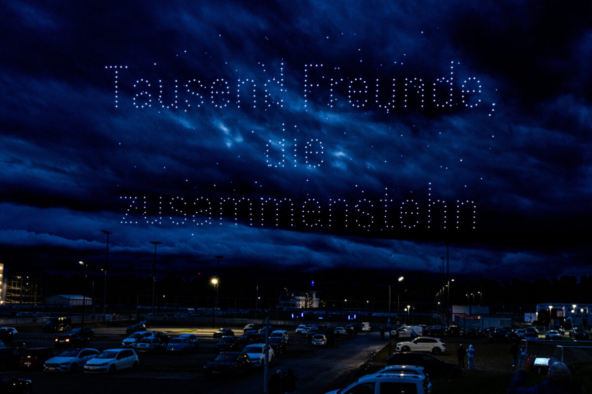 Blau-weiße LED-Drohnen formen Vereinsmotive am Himmel
Titel: Professionelle Drohnenshow für Fußballvereine
