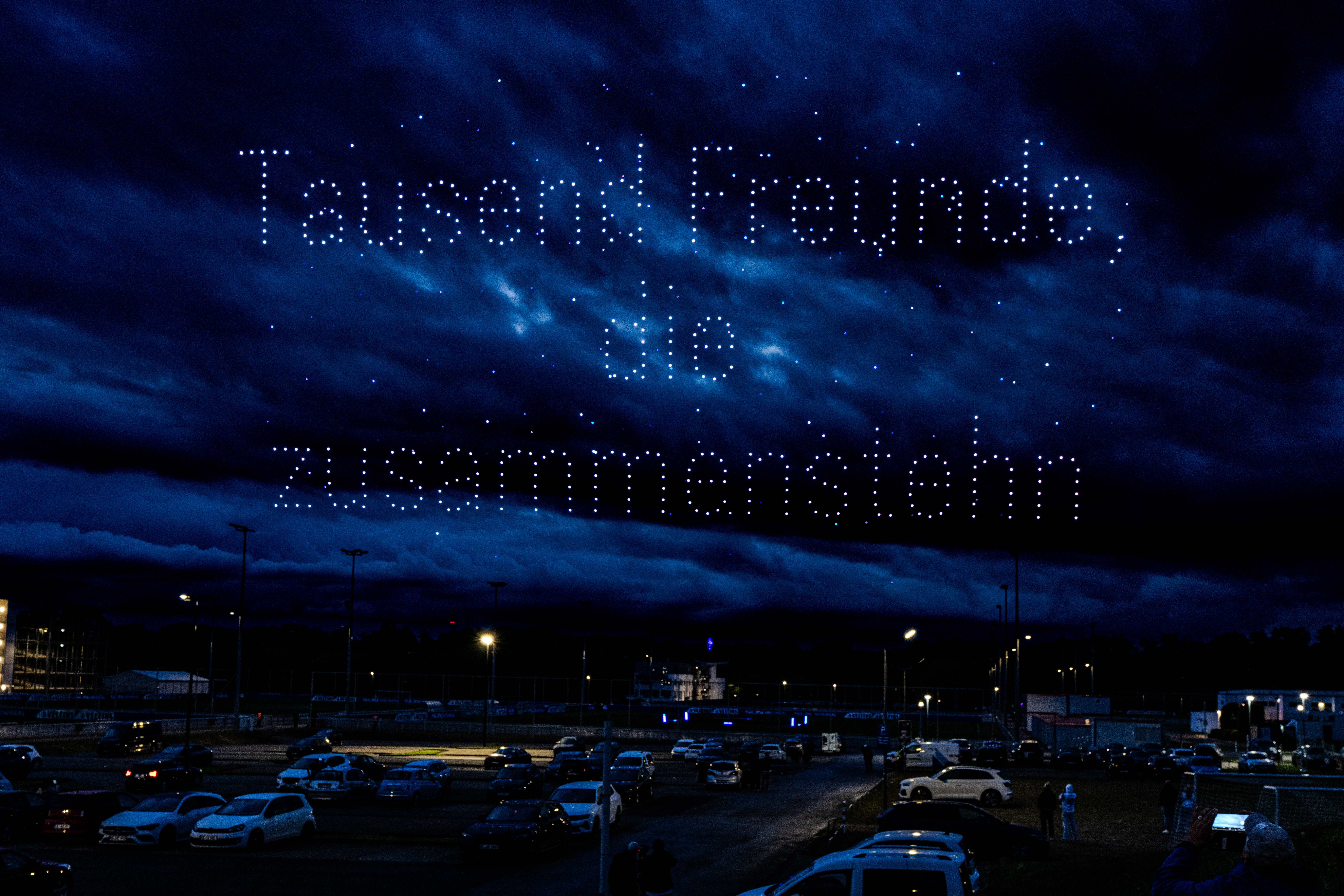 Blau-weiße LED-Drohnen formen Vereinsmotive am Himmel
Titel: Professionelle Drohnenshow für Fußballvereine