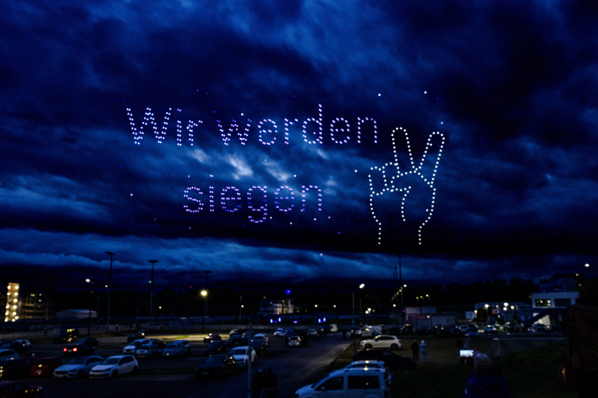 LED-Drohnen bilden das Schalke-Logo am Nachthimmel