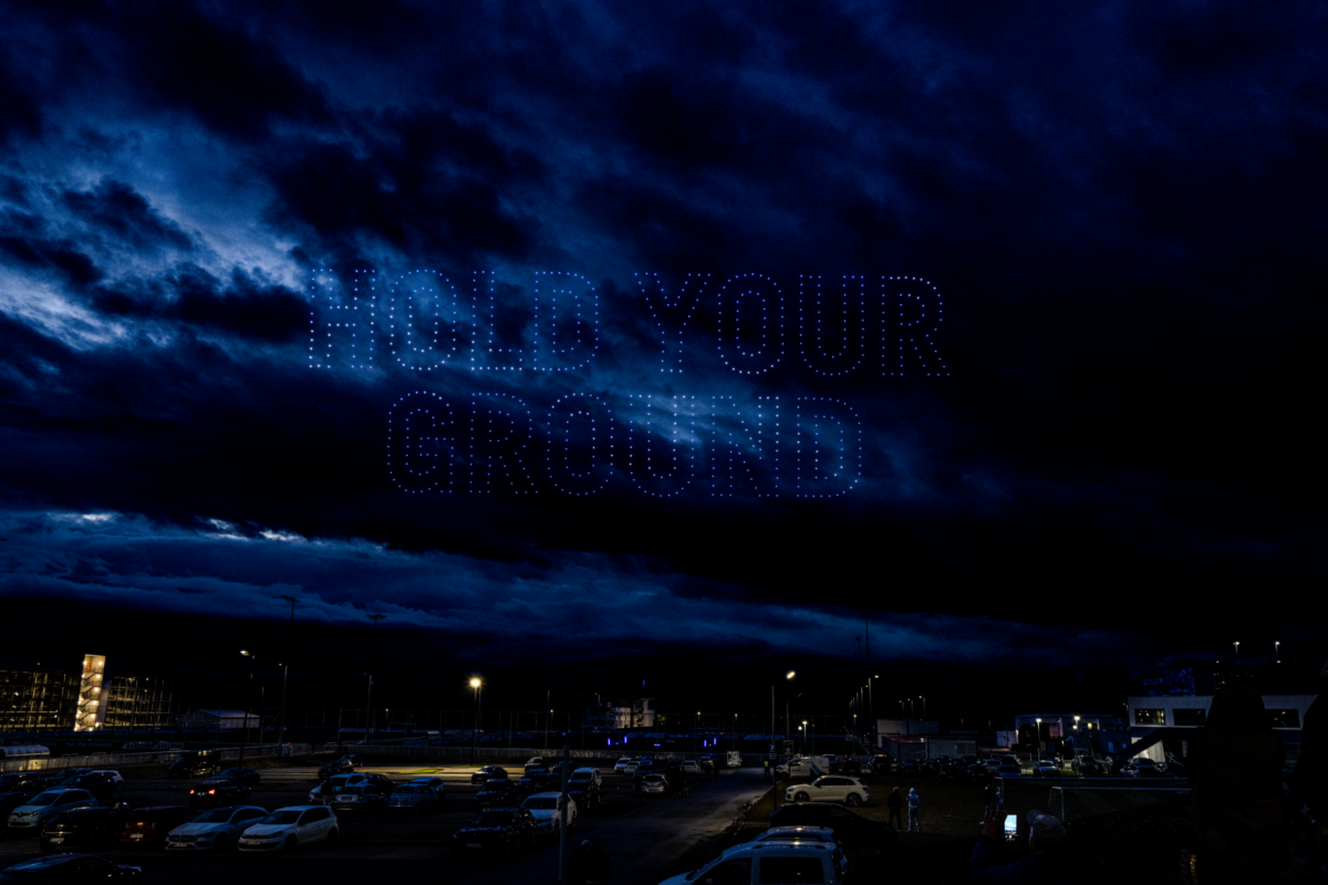 Hunderte LED-Drohnen über einem Fußballstadion