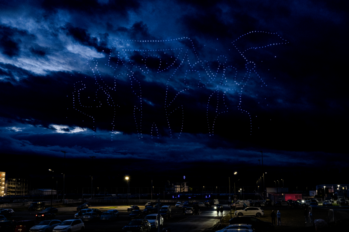 Drohnen bilden ein leuchtendes Vereinswappen am Himmel