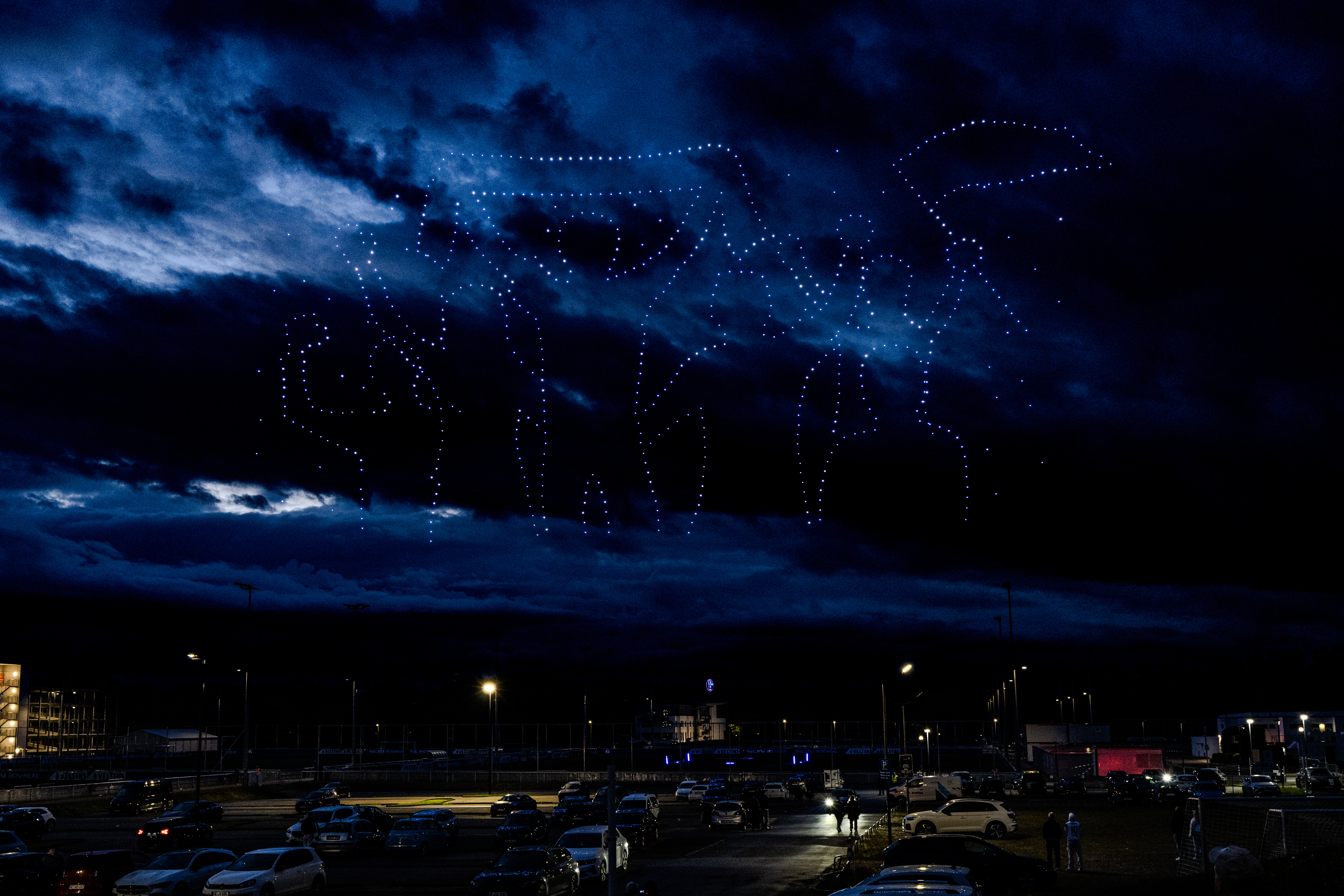 Drohnen bilden ein leuchtendes Vereinswappen am Himmel
