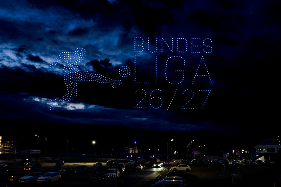 Leuchtende Fußballmotive aus Drohnen über der Stadt