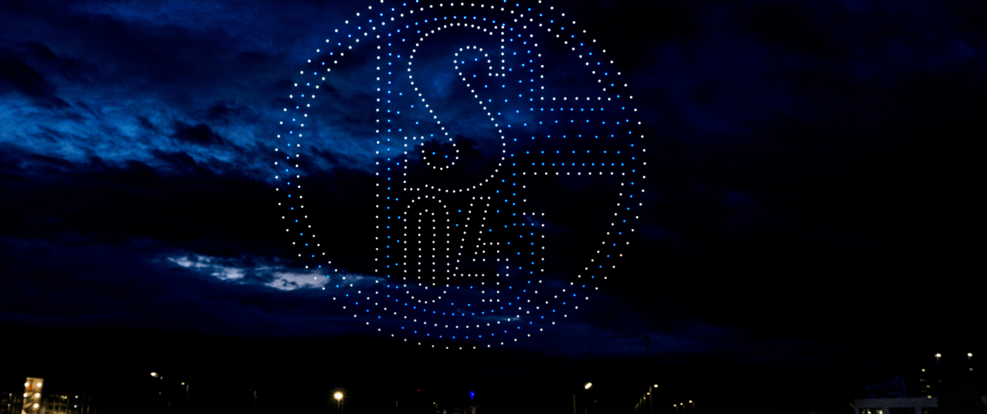 Großformatige LED-Drohnenformation über Schalke-Fans