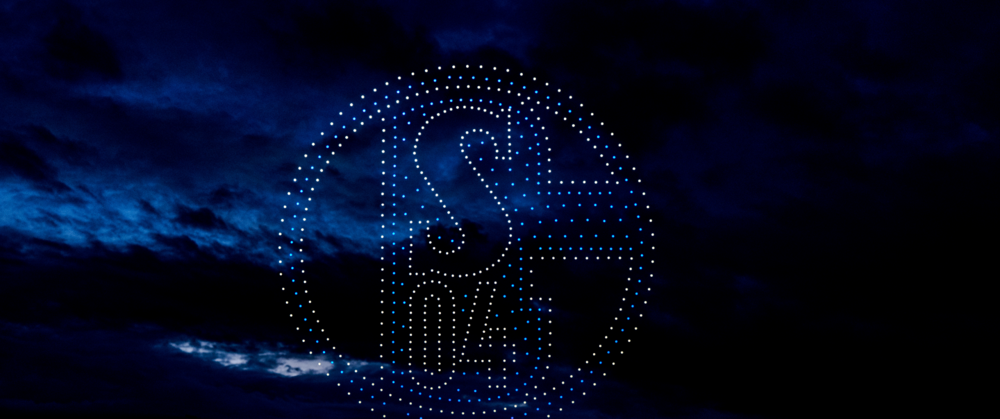 Großformatige LED-Drohnenformation über Schalke-Fans
