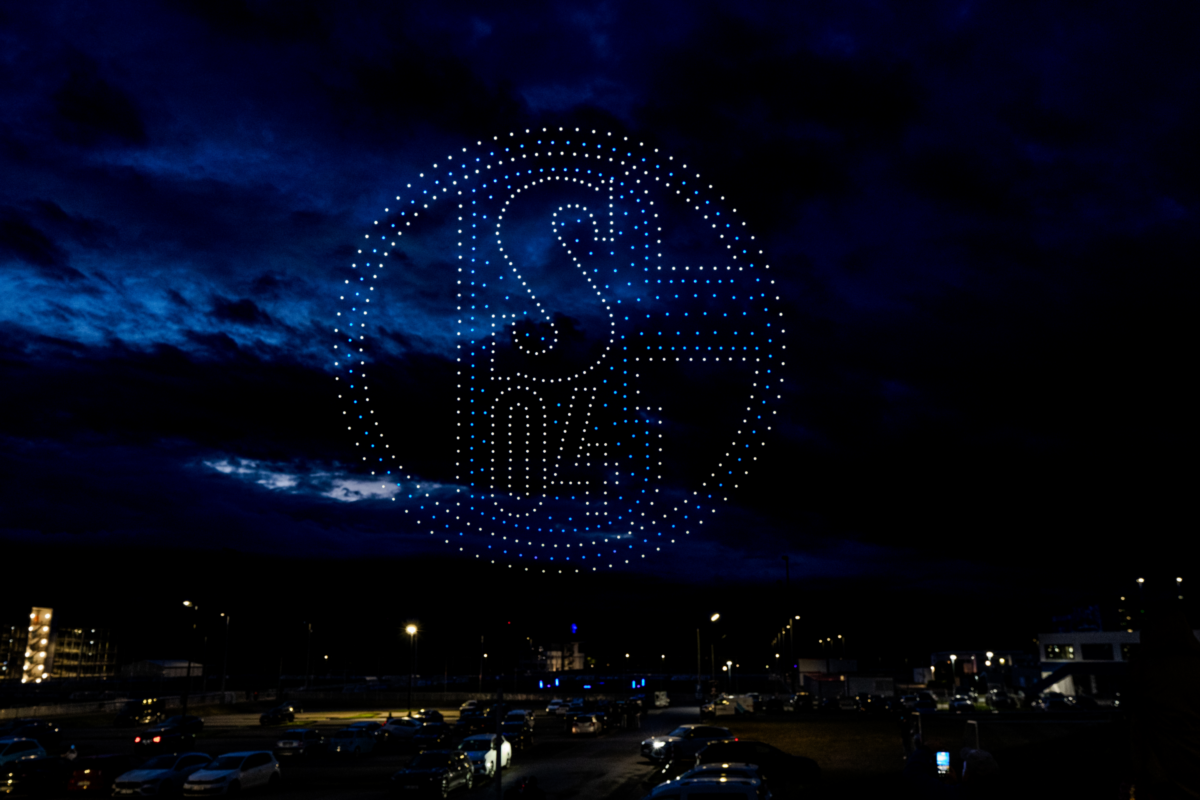 Großformatige LED-Drohnenformation über Schalke-Fans