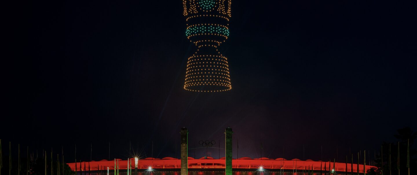 Großformatige LED-Drohnenformation über Zuschauern im Olympiastadion