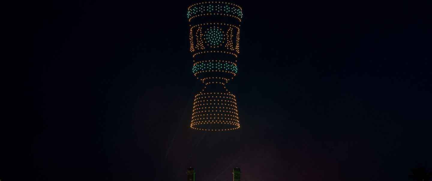 Großformatige LED-Drohnenformation über Zuschauern im Olympiastadion