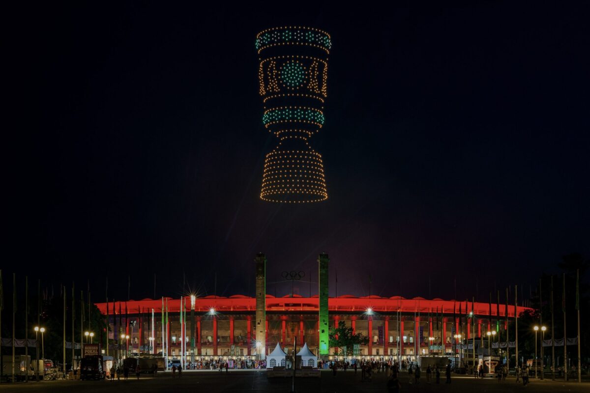 Großformatige LED-Drohnenformation über Zuschauern im Olympiastadion