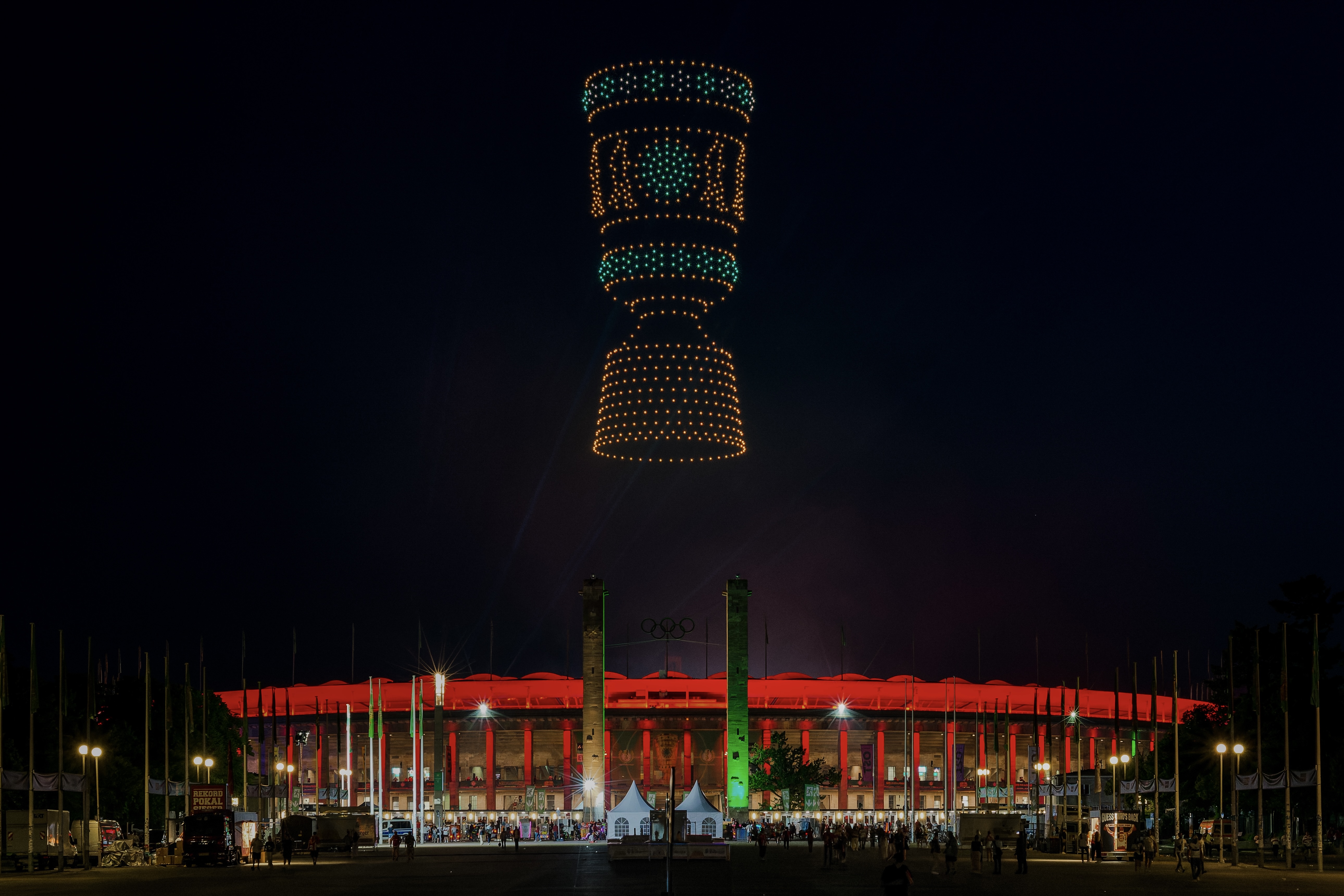 Großformatige LED-Drohnenformation über Zuschauern im Olympiastadion